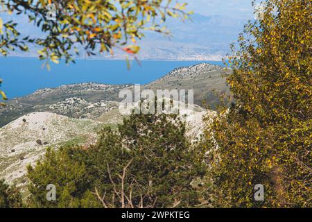 Der Gipfel des Berges Pantokrator mit lebendiger Landschaft, Thinali, Korfu, Kerkyra, Griechenland, sonniger Sommertag, mit Kloster, Telekommunikationsstation, IO Stockfoto