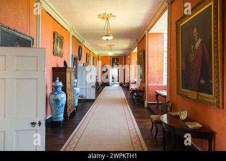 Landekorridor der Long Gallery im Inneren von Broughton Castle, einem mittelalterlichen Herrenhaus mit Wassergraben in der Nähe von Banbury, Oxfordshire. UK. (134) Stockfoto