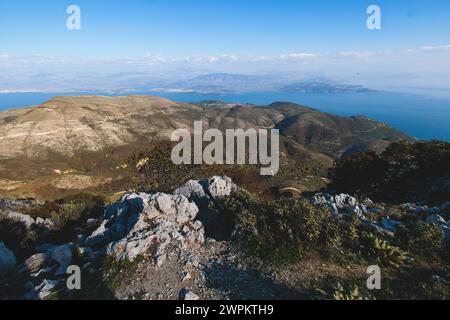 Der Gipfel des Berges Pantokrator mit lebendiger Landschaft, Thinali, Korfu, Kerkyra, Griechenland, sonniger Sommertag, mit Kloster, Telekommunikationsstation, IO Stockfoto