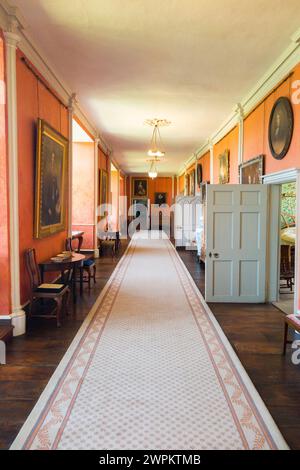 Landekorridor der Long Gallery im Inneren von Broughton Castle, einem mittelalterlichen Herrenhaus mit Wassergraben in der Nähe von Banbury, Oxfordshire. UK. (134) Stockfoto