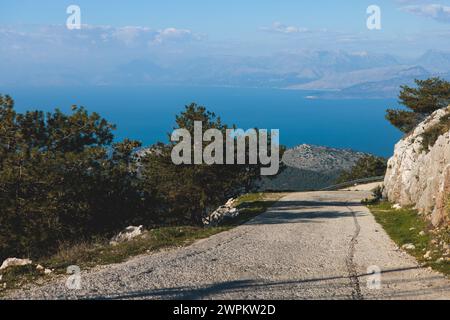 Der Gipfel des Berges Pantokrator mit lebendiger Landschaft, Thinali, Korfu, Kerkyra, Griechenland, sonniger Sommertag, mit Kloster, Telekommunikationsstation, IO Stockfoto