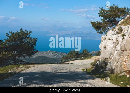 Der Gipfel des Berges Pantokrator mit lebendiger Landschaft, Thinali, Korfu, Kerkyra, Griechenland, sonniger Sommertag, mit Kloster, Telekommunikationsstation, IO Stockfoto