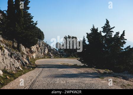 Der Gipfel des Berges Pantokrator mit lebendiger Landschaft, Thinali, Korfu, Kerkyra, Griechenland, sonniger Sommertag, mit Kloster, Telekommunikationsstation, IO Stockfoto