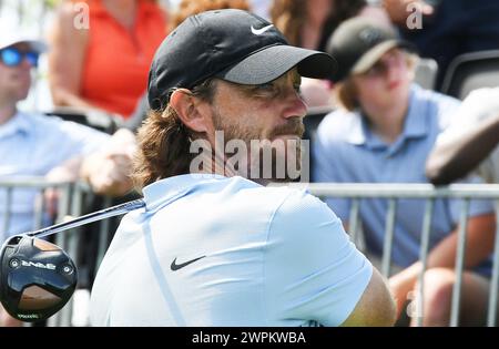 Orlando, Usa. März 2024. Tommy Fleetwood aus England trifft seinen Abschlag auf das erste Loch während der ersten Runde des Arnold Palmer Invitational, der von Mastercard auf dem Arnold Palmer Bay Hill Golf Course in Orlando, Florida präsentiert wurde. (Foto: Paul Hennessy/SOPA Images/SIPA USA) Credit: SIPA USA/Alamy Live News Stockfoto