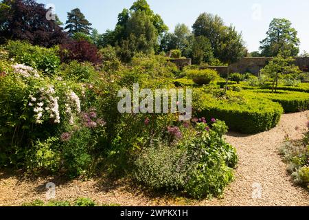 Im formellen Ladys Garden hinter Broughton Castle; Wasserschloss mit dem Schloss Banbury, Oxfordshire am Sommertag mit blauem Himmel. UK. (134) Stockfoto