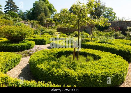 Im formellen Ladys Garden hinter Broughton Castle; Wasserschloss mit dem Schloss Banbury, Oxfordshire am Sommertag mit blauem Himmel. UK. (134) Stockfoto