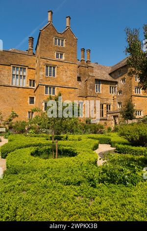 Im formellen Ladys Garden hinter Broughton Castle; Wasserschloss mit dem Schloss Banbury, Oxfordshire am Sommertag mit blauem Himmel. UK. (134) Stockfoto