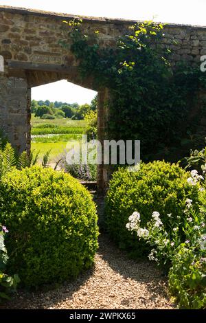 Im formellen Ladys Garden hinter Broughton Castle; Wasserschloss mit dem Schloss Banbury, Oxfordshire am Sommertag mit blauem Himmel. UK. (134) Stockfoto