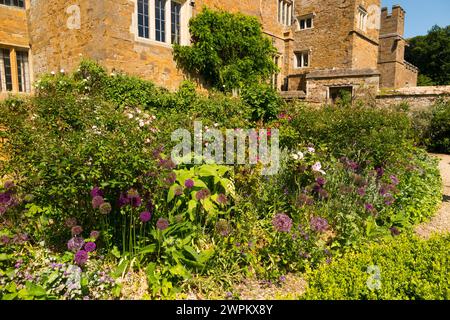 Im formellen Ladys Garden hinter Broughton Castle; Wasserschloss mit dem Schloss Banbury, Oxfordshire am Sommertag mit blauem Himmel. UK. (134) Stockfoto