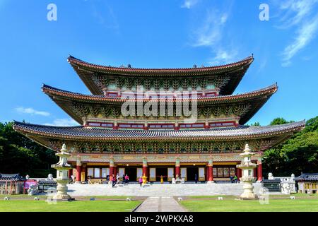 Yakcheonsa Buddhist Temple, 30 Meter hoch, 3305 Quadratmeter groß, der größte Tempel in Asien, Jeju Island, Südkorea, Asien Stockfoto