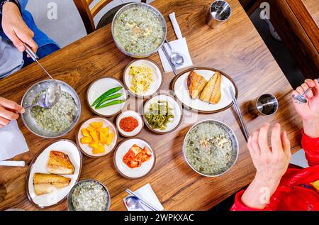Typisch südkoreanische Gerichte mit Abalone Brei, Kimchi, Beilagen und frischem Fisch, Jeju Island, Südkorea, Asien Stockfoto