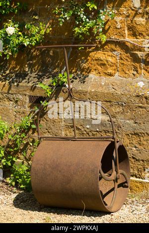 Schwerer Roller in den formellen Ladies Gardens auf der Rückseite von Broughton Castle; Herrenhaus Nr Banbury, Oxfordshire. Sommertag mit blauem Himmel. UK. (134) Stockfoto