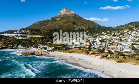 Luftaufnahme des Lion Head und Camps Bay, Kapstadt, Südafrika, Afrika Stockfoto