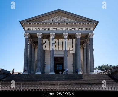 Blick auf die Kirche im neoklassizistischen Stil der Großen Gottesmutter Gran Madre di Dio, die Maria geweiht ist, am westlichen Ufer des Flusses Po, gegenüber der P Stockfoto