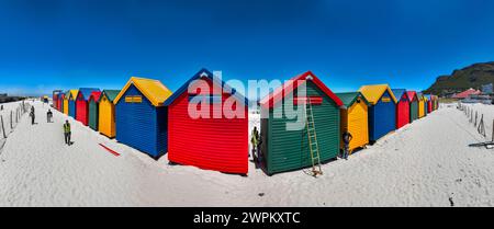 Panorama der farbenfrohen Strandhütten am Strand von Muizenberg, Kapstadt, Südafrika, Afrika Stockfoto