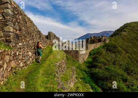 Frau, die Choquequirao wandert, Peru, Südamerika Stockfoto