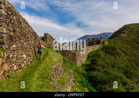 Frau, die Choquequirao wandert, Peru, Südamerika Stockfoto