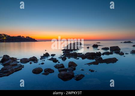 Zerklüftete Küste in der Nähe von Cefalu in der Abenddämmerung, Provinz Palermo, Sizilien, Italien, Europa Stockfoto