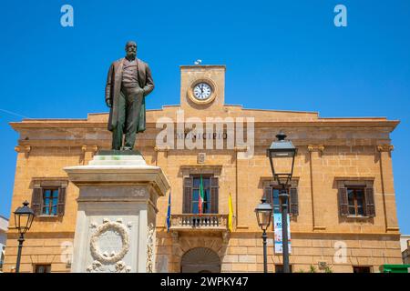 Denkmal von Ignazio Florio, Piazza Europa, Favignana, Ägadische Inseln, Provinz Trapani, Sizilien, Italien, Mittelmeer, Europa Stockfoto