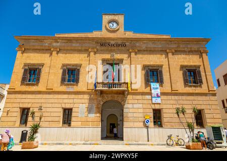 Stadtpalast, Piazza Europa, Favignana, Ägadische Inseln, Provinz Trapani, Sizilien, Italien, Mittelmeer, Europa Stockfoto