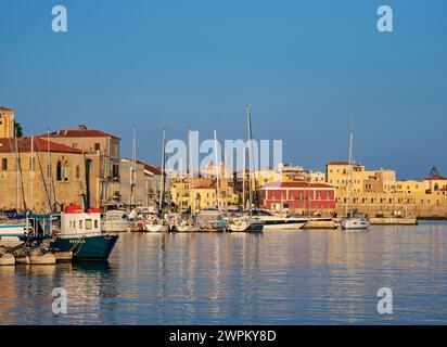 Altstadt Marina bei Sonnenaufgang, Stadt Chania, Kreta, griechische Inseln, Griechenland, Europa Stockfoto