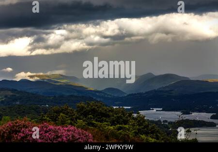 Wolken über dem Lake Winderemere, Blick auf die entfernten Northern Mountains, einschließlich Fairfield Horseshoe, Finsthwaite, Lake District National Par Stockfoto