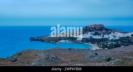 Blick auf die Akropolis von Lindos in der Abenddämmerung, Rhodos, Dodekanes, griechische Inseln, Griechenland, Europa Stockfoto