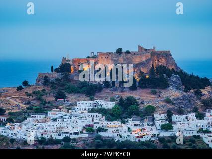 Blick auf die Akropolis von Lindos in der Abenddämmerung, Rhodos, Dodekanes, griechische Inseln, Griechenland, Europa Stockfoto