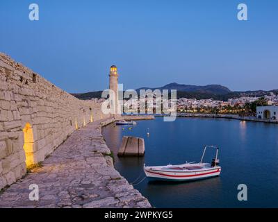 Leuchtturm am alten venezianischen Hafen, Abenddämmerung, Stadt Rethymno, Region Rethymno, Kreta, Griechische Inseln, Griechenland, Europa Stockfoto