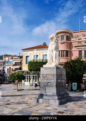 Löwenstatue am Hauptplatz von Pythagora, Samos Stadt, Samos Insel, nördliche Ägäis, griechische Inseln, Griechenland, Europa Stockfoto