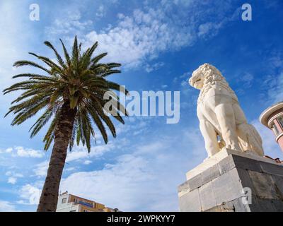 Löwenstatue am Hauptplatz von Pythagora, Samos Stadt, Samos Insel, nördliche Ägäis, griechische Inseln, Griechenland, Europa Stockfoto