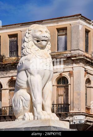 Löwenstatue am Hauptplatz von Pythagora, Samos Stadt, Samos Insel, nördliche Ägäis, griechische Inseln, Griechenland, Europa Stockfoto