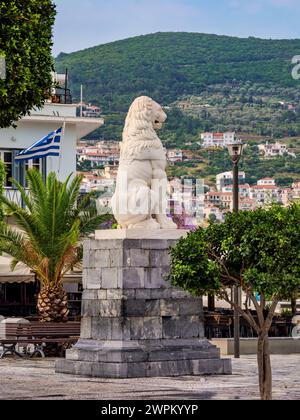 Löwenstatue am Hauptplatz von Pythagora, Samos Stadt, Samos Insel, nördliche Ägäis, griechische Inseln, Griechenland, Europa Stockfoto