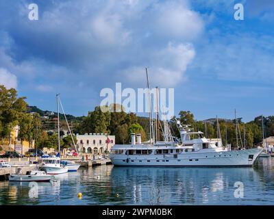 Hafen in Lakki, Insel Leros, Dodekanese, griechische Inseln, Griechenland, Europa Stockfoto