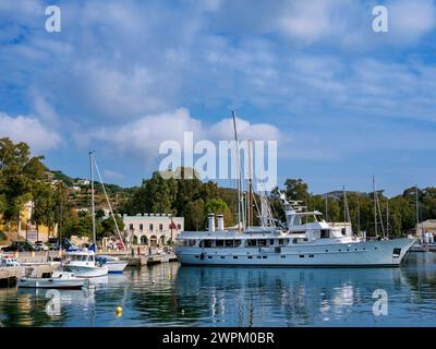 Hafen in Lakki, Insel Leros, Dodekanese, griechische Inseln, Griechenland, Europa Stockfoto