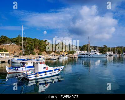 Hafen in Lakki, Insel Leros, Dodekanese, griechische Inseln, Griechenland, Europa Stockfoto