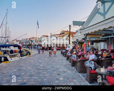 Restaurants an der Uferpromenade in der Abenddämmerung, Hafen von Pythagoreio, Samos Island, Nordägäis, griechische Inseln, Griechenland, Europa Stockfoto