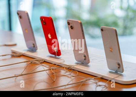 Apple Smartphone iPhone 15 und SE. Thailand, Bangkok, 24. Februar 2024 Stockfoto