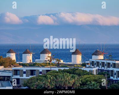 Chora Windmühlen, erhöhte Aussicht, Mykonos Stadt, Mykonos Insel, Kykladen, Griechische Inseln, Griechenland, Europa Stockfoto