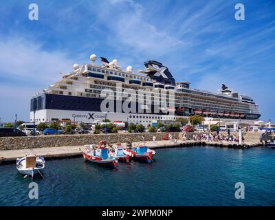 Kreuzfahrtschiff im neuen Hafen von Mykonos, Insel Mykonos, Kykladen, griechische Inseln, Griechenland, Europa Stockfoto