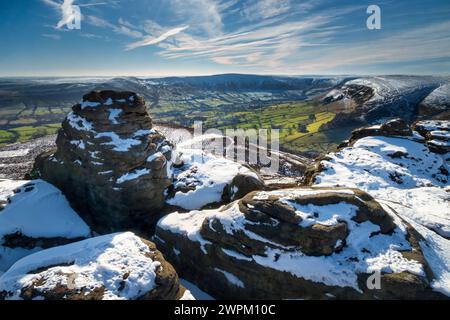 Das Edale Valley von der Felsformation Ringing Roger im Winter, Kinder Scout, Peak District National Park, Derbyshire, England, Großbritannien, Europa Stockfoto