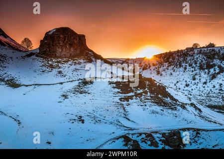 Sonnenuntergang über Peter's Stone, Cressbrook Dale, in der Nähe von Litton, Peak District National Park, Derbyshire, England, Großbritannien, Europa Stockfoto