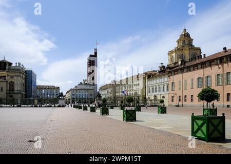 Blick auf die Piazza Castello, einen prominenten Platz mit mehreren wichtigen architektonischen Komplexen und einem Umkreis von eleganten Portikoen und Fassaden, Turin Stockfoto