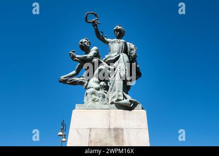 Architektonische Details der Statuen an der Brücke Umberto I, die den Fluss Po überspannt, Turin, Piemont, Italien, Europa Stockfoto