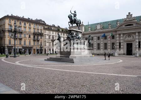 Blick auf das Denkmal von Carlo Alberto an der Piazza Carlo Alberto mit der Nationalen Universitätsbibliothek von Turin (BNUTO) im Hintergrund Stockfoto