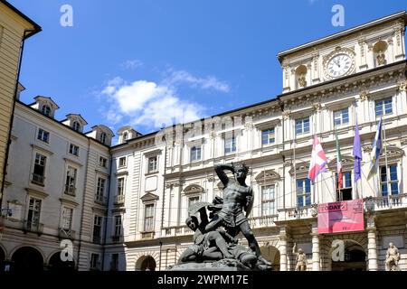 Blick auf den Piazza Palazzo di Citta, einen zentralen Platz, der an der Stelle der antiken römischen Stadt erbaut wurde, und Lage des Palazzo Civico, Turin, Piemont, Italien Stockfoto