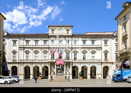 Blick auf den Piazza Palazzo di Citta, einen zentralen Platz, der an der Stelle der antiken römischen Stadt erbaut wurde, und Lage des Palazzo Civico, Turin, Piemont, Italien Stockfoto