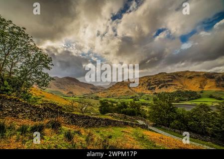 Blick auf die fernen Langdale Pikes und Little Langdale Tarn, vom Little Langdale Valley, Lake District National Park, UNESCO, Cumbria Stockfoto