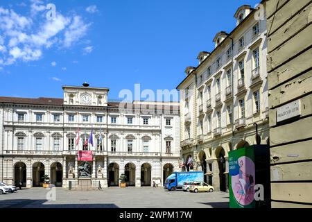 Blick auf den Piazza Palazzo di Citta, einen zentralen Platz, der an der Stelle der antiken römischen Stadt erbaut wurde, und Lage des Palazzo Civico, Turin, Piemont, Italien Stockfoto