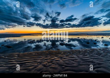 Blick bei Sonnenuntergang in Richtung Irisches Meer, Furness Peninsula und Cumbrian Coast, Sandy Gap, Walney Island, Lancashire, England, Vereinigtes Königreich, Europa Stockfoto